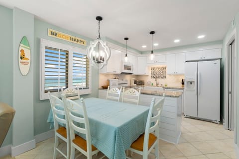 Spacious kitchen with room for 6 around the dinner table