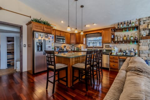 Kitchen eat in island