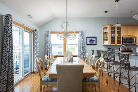 Dining Area & Kitchen