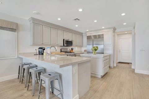 Breakfast bar & Kitchen