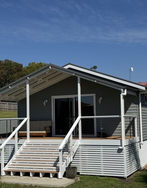 Eden Explorer - Holiday House is a 100m walk to the beach.  
