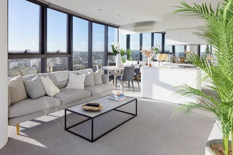 The living area is surrounded by breathtaking skyline views with roller-blinds for privacy and shade, plus the comfort of air-conditioning.
