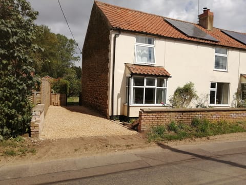 Parking and front of the annexe