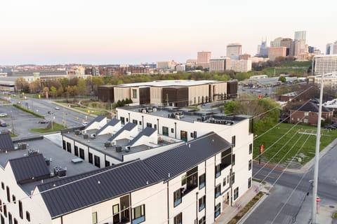 A  short 5-minute drive from Broadway and Nashville's top attractions.