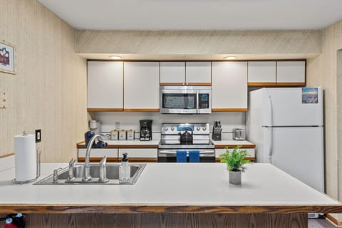 Coffee, toast, and more: this kitchen has it all.