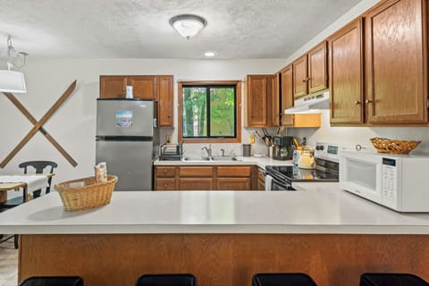 Modern kitchen ready for cooking.