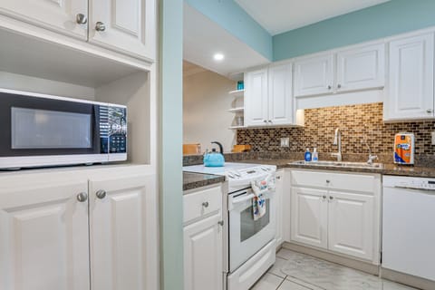 Kitchen | Single-Story Unit | 2nd-Floor Condo