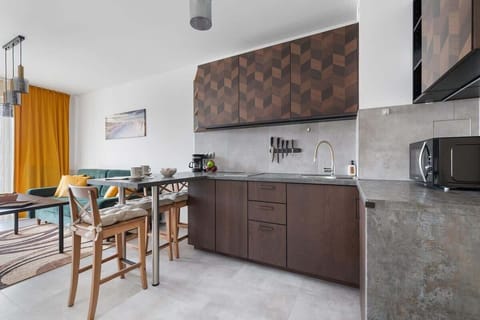 Fully equipped kitchenette. 