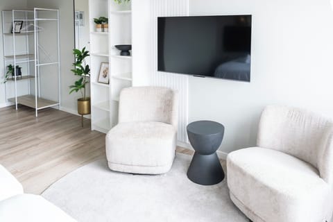 Looking for a goedkoop stay? This comfy bedroom offers smart value and style.