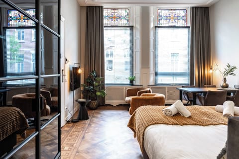 Bright and inviting living area with large windows and a vibrant atmosphere, perfect for enjoying the beauty of the surroundings.