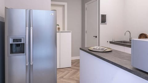 Cuisine commune/partagée avec réfrigérateur et micro-ondes.