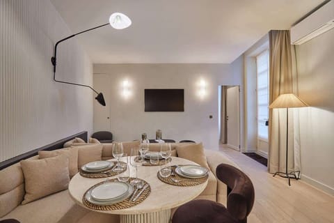 Salon avec canapé, cuisine ouverte et espace repas pour 4 personnes