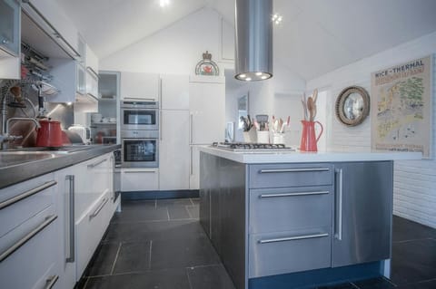 Electric eye level oven. Plenty of storage