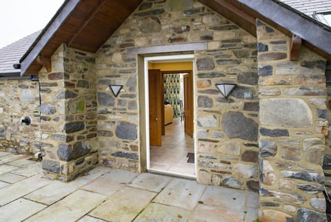 The outside of Ty Cellin