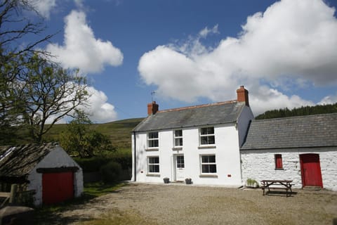 Front of Mynydd Crwn Bach cottage, gravel area and picnic bench