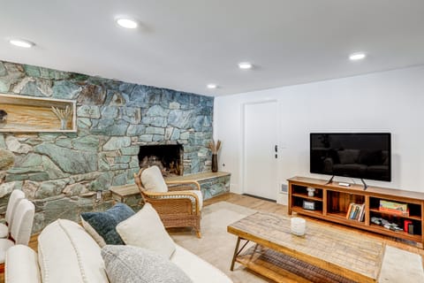 Seattle Vacation Rental | 1BR | 1BA | 750 Sq Ft | Steps Required to Enter