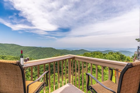 Beautiful mountain views from upper and lower deck!!