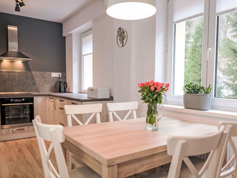 Table, Flower, Plant, Furniture, Property, Window, Wood, Lighting, Interior Design, Countertop