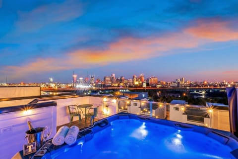 Discover Nashville from this luxurious rooftop oasis with skyline views and a hot tub, perfect for groups. Enjoy chic evenings under the stars at this exclusive retreat for your bachelorette party or family reunion!