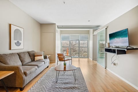 CozySuites Mill District with pool, gym #08