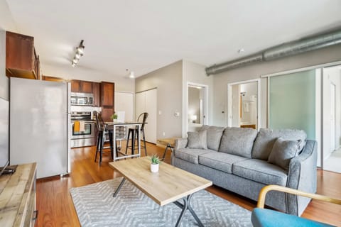 CozySuites 2BR Mill District with pool, gym #04