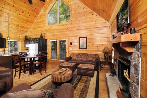 Smoky Mountain Jewel's cozy living area