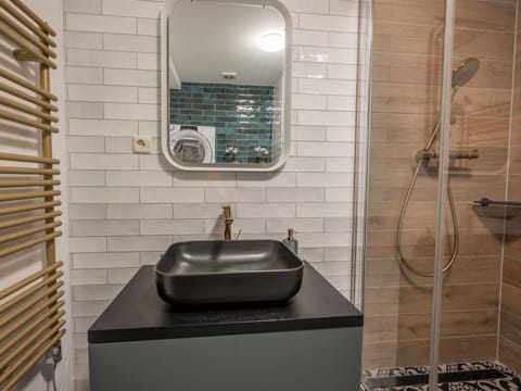 Tap, Plumbing Fixture, Sink, Product, Interior Design, Bathroom Sink, Kitchen Sink, Building, Floor, Flooring