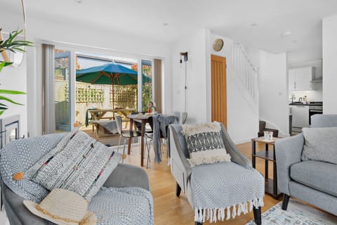 Living and dining room with access to patio area - Vickery's Cottage