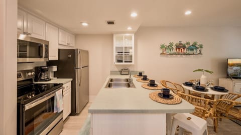 Seating for 4 at the kitchen island as well...