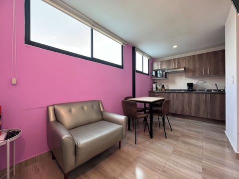 Descubre la comodidad y funcionalidad de nuestro acogedor apartaestudio, ideal para tu próxima escapada. 