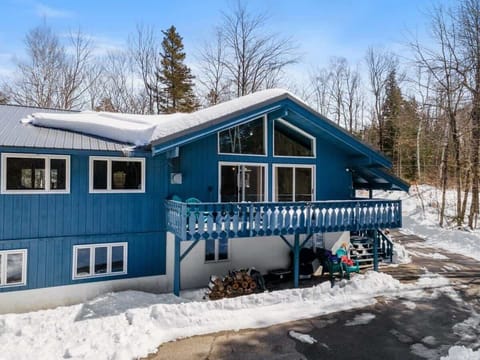 Spacious outdoor living! Enjoy the large driveway and deck