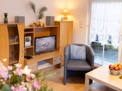 Plant, Table, Furniture, Property, Flower, Houseplant, Wood, Comfort, Interior Design, Orange