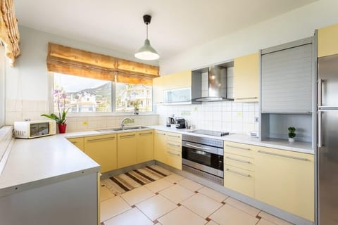 Fully-equipped kitchen