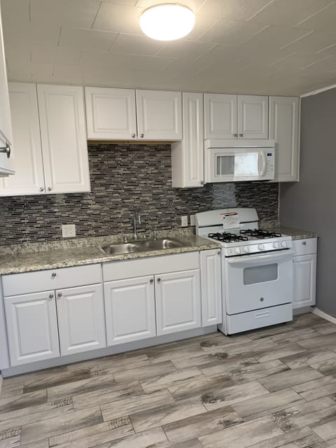 Fully stick kitchen for everyday essentials. Gas stove!