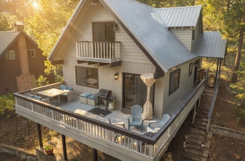 Welcome to Ridgeview Retreat! We believe in unbeatable amenities and service. We believe in unbeatable service, communication, and amenities! Stay with us! @thecabinhost 