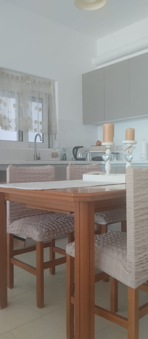 Kitchen table extendable, it can serve 6. 