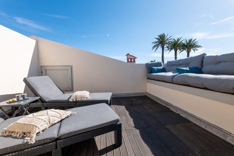 Rooftop terrace equipped with sun loungers – Relax and enjoy the stunning mountain views from the rooftop terrace of Nest in Mandara, Juan-les-Pins.