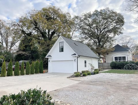 Upstairs studio space min from Prisma Hospital - also includes 1 parking space.