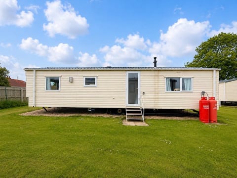 For static caravan to rent UK, Sunnydale Holiday Park is a great option near the coast. Maplethorpe Blue Flag Beach is a stunning coast to visit.