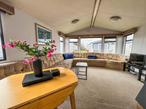 Step inside and discover the heart of your holiday home: the comfortable and inviting living room.