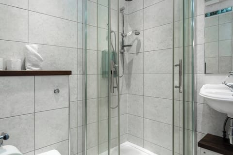 Luxurious Bathroom Retreat: Revitalize with dual shower heads and sleek, modern decor!