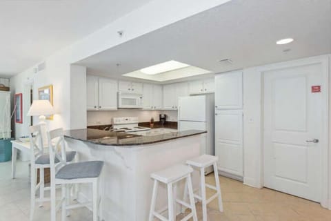 Perdido Towers 905 West Beach Music in Perdido Key - Light and Bright Interior! Plenty of seating and a modern, fully equipped kitchen. Brand new dishwasher too!