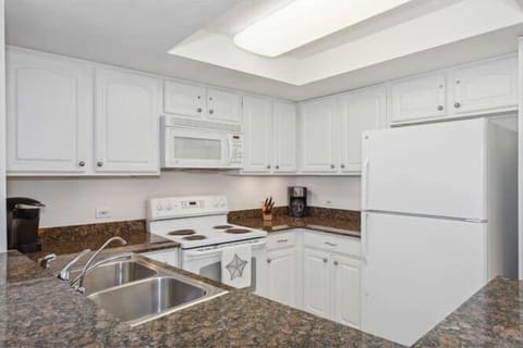 Perdido Towers 905 West Beach Music in Perdido Key - Granite countertops and seating for 4 at the breakfast bar.
