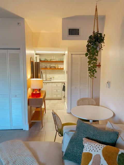 breakfast table / kitchen view