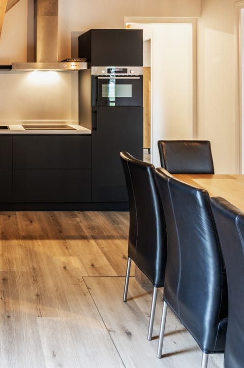 Geniet van een zelfgemaakte maaltijd of afhaaleten in je eigen eetruimte bij Bed en Koffie (Bed and Coffee).