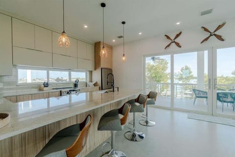 Kitchen/breakfast bar.