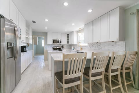 Kitchen, seating for 4 at the counter