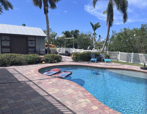 Fenced yard, very private backyard with saltwater pool-no swim diapers / infant