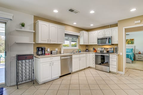 Kitchen | Keurig/Drip Coffee Maker | Blender | Toaster | Cooking Basics