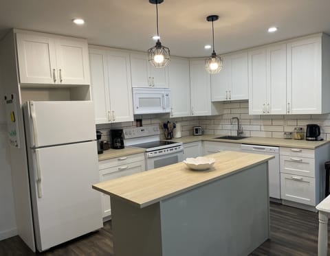 Full functioning kitchen with 4 major appliances